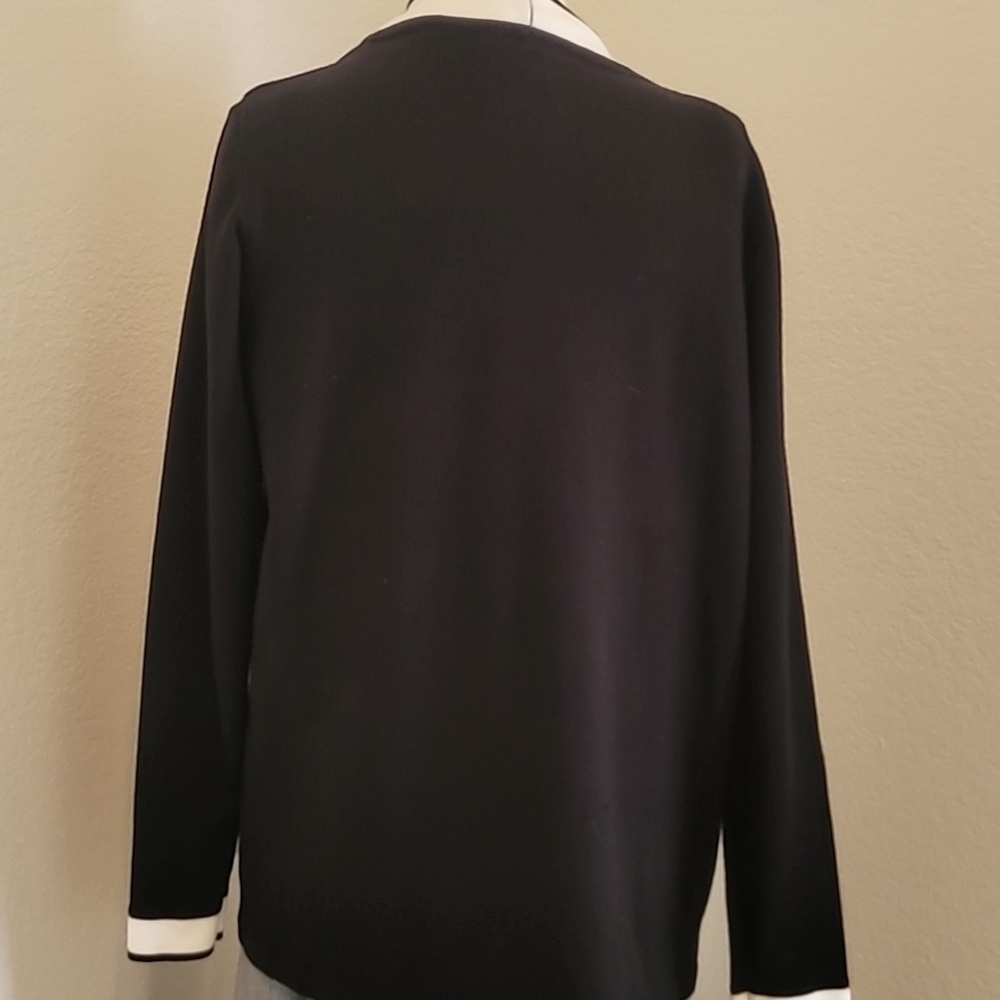 Chic Black and White Knit Sweater - Picture 4 of 6